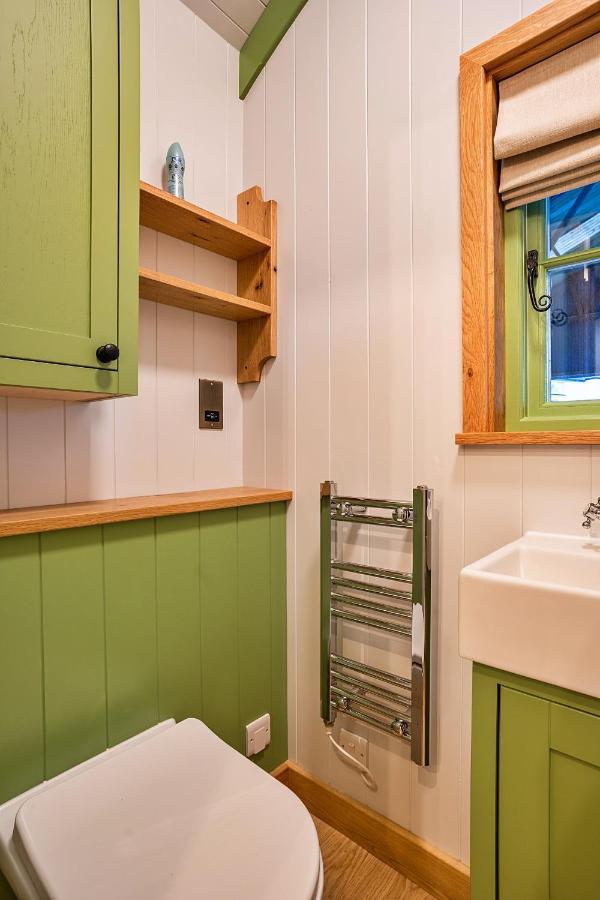 Finest Retreats - The Shepherd'S Hut At Northcombe Farm Beaworthy Exterior foto