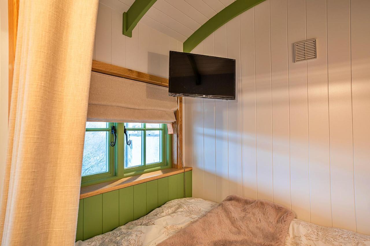 Finest Retreats - The Shepherd'S Hut At Northcombe Farm Beaworthy Exterior foto